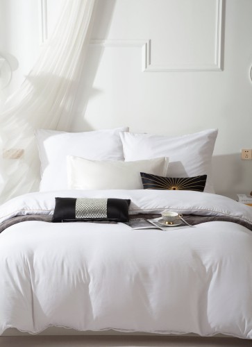 Biała Pościel z Satyny 140x200 ze Złotą Lamówką