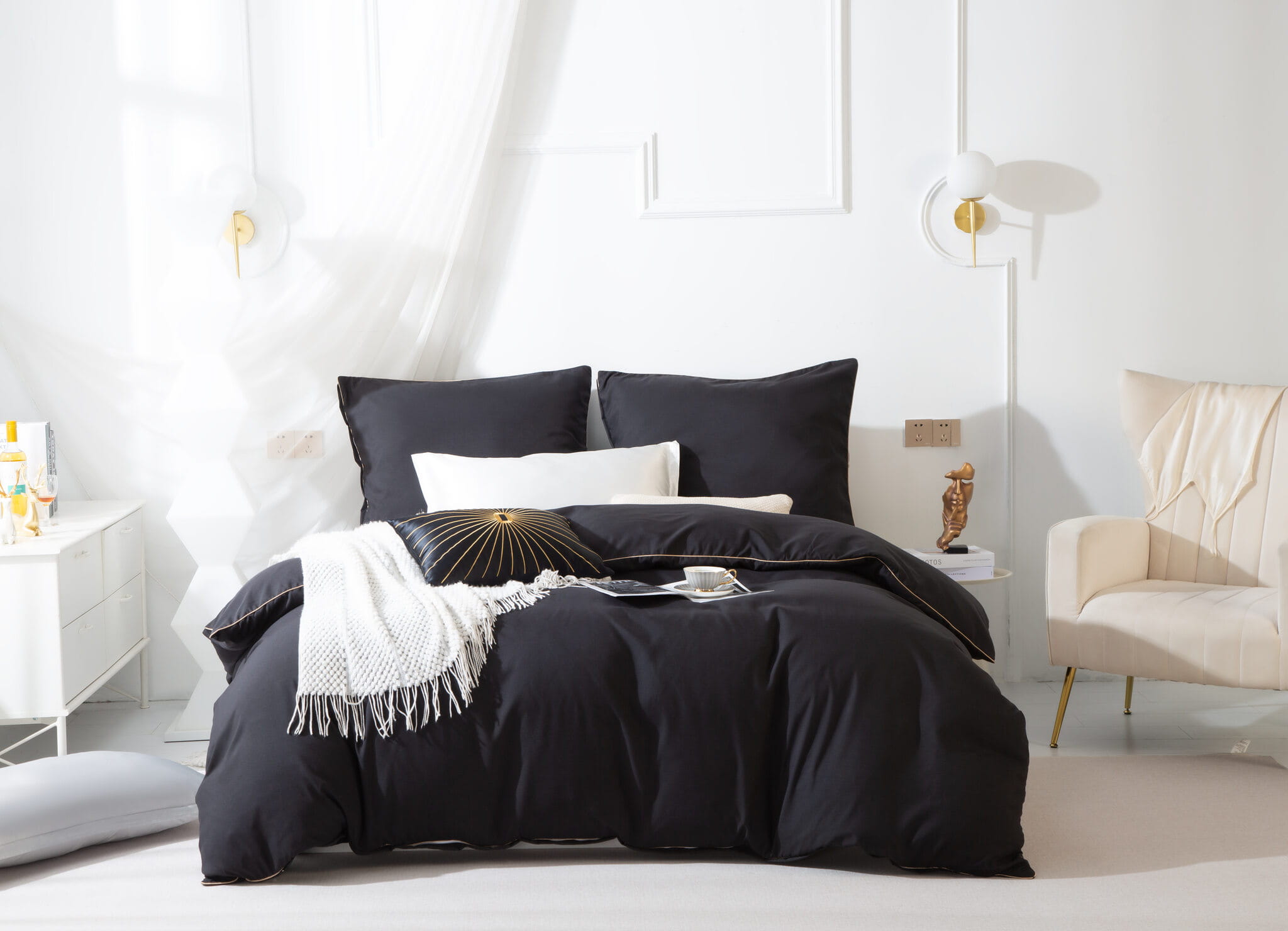 Czarna Pościel z  Satyny ze Złotą Lamówką 140x 200