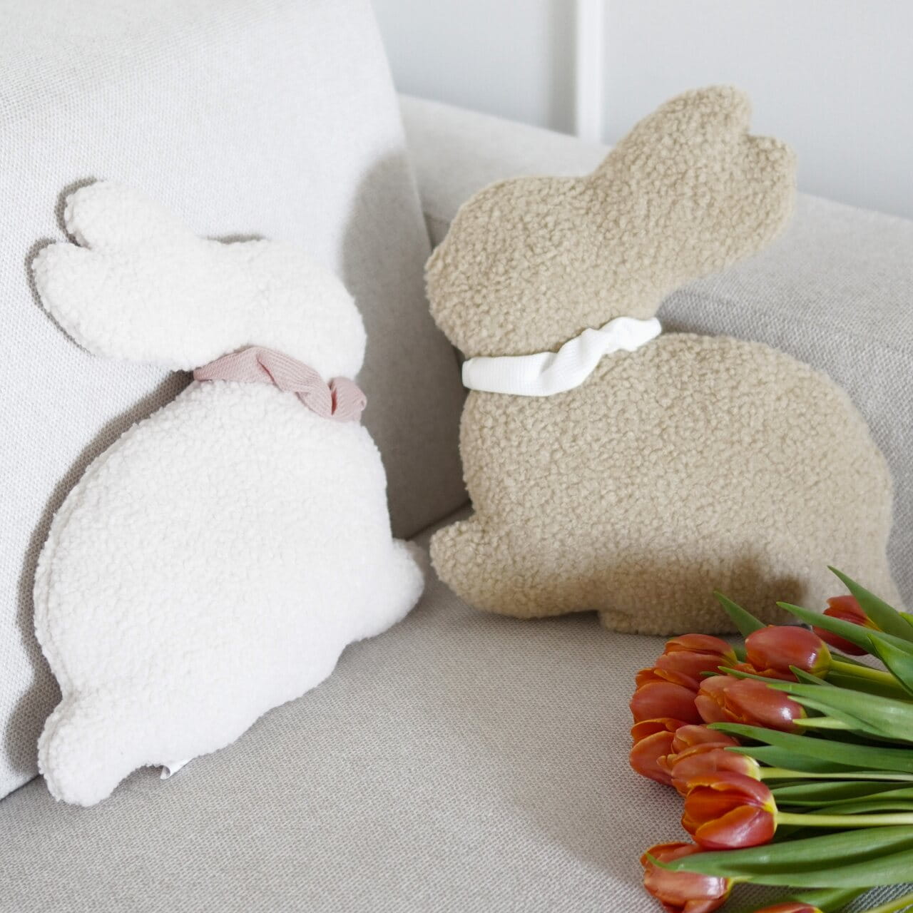 Beżowa Świąteczna Poduszka Królik z Bukli 37x37 Easter Bunny