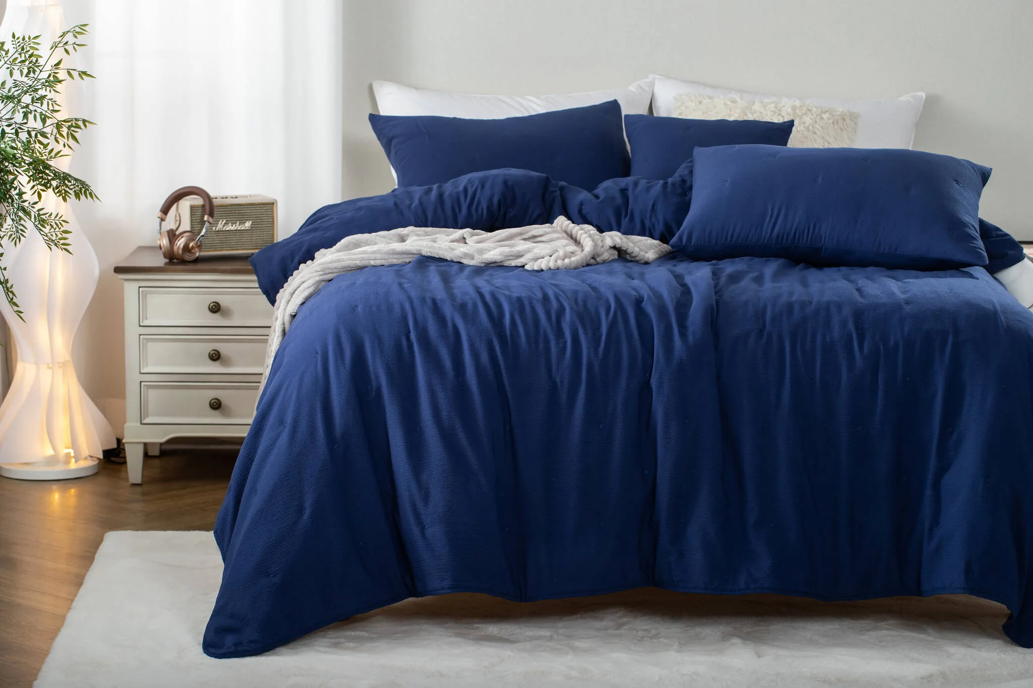 NARZUTA FAKTUROWANA Z HAFTEM KROPEK 200/220 SZAFIROWA