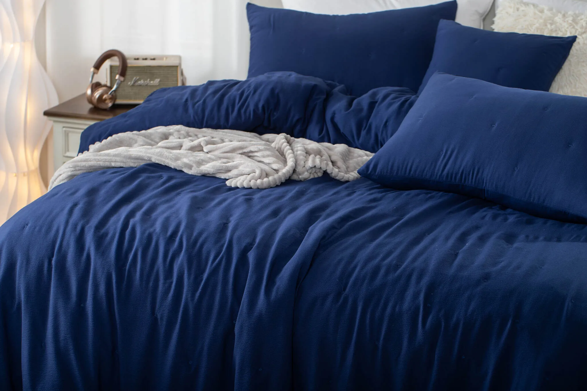 NARZUTA FAKTUROWANA Z HAFTEM KROPEK 200/220 SZAFIROWA view 3