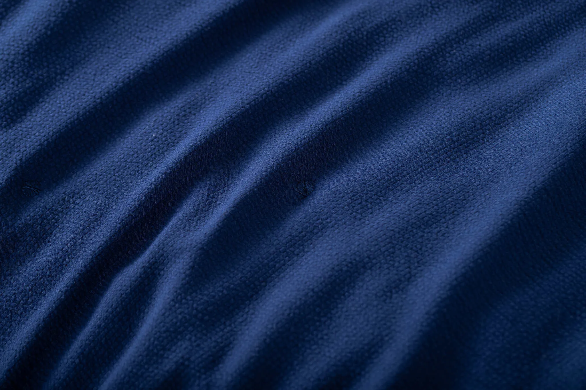 NARZUTA FAKTUROWANA Z HAFTEM KROPEK 200/220 SZAFIROWA view 4