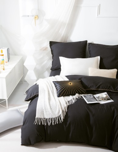 Czarna Pościel z  Satyny ze Złotą Lamówką 140x 200 view 4