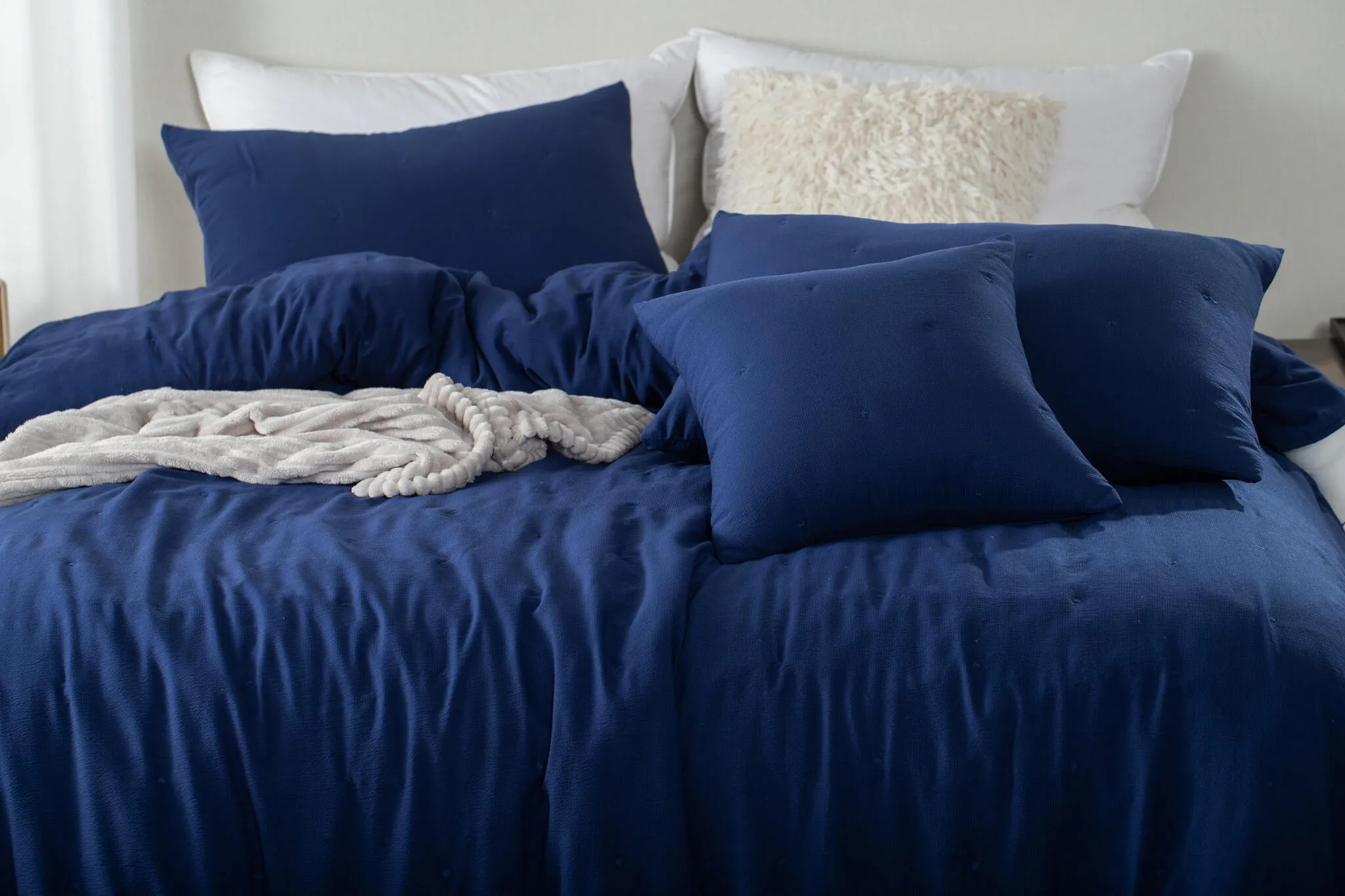 NARZUTA FAKTUROWANA Z HAFTEM KROPEK 200/220 SZAFIROWA view 5