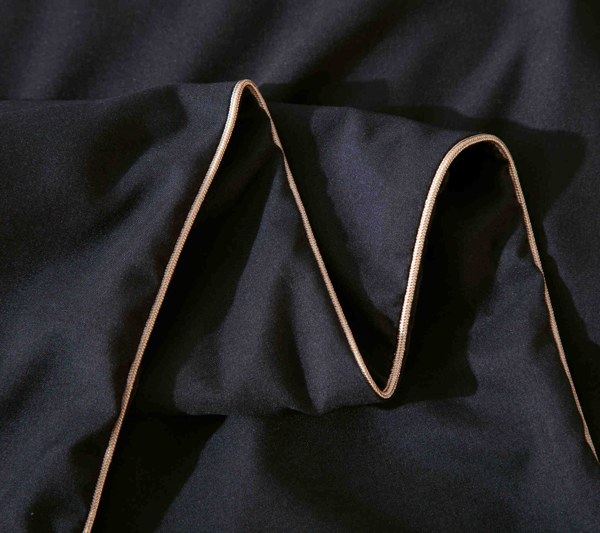 Czarna Pościel z  Satyny ze Złotą Lamówką 140x 200 view 6